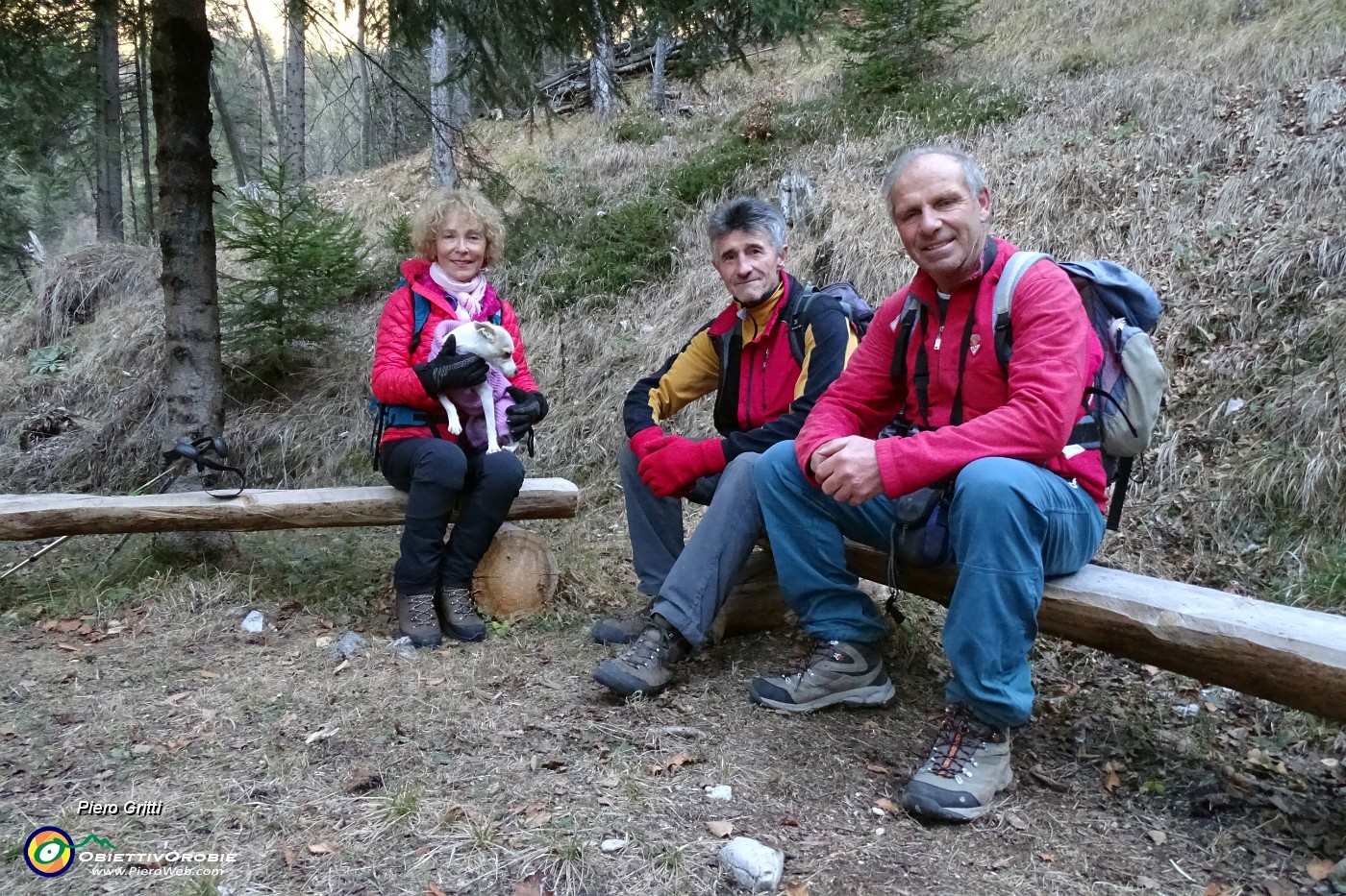 13 Area di sosta ...attrezzata con solide panchine.JPG -                                
